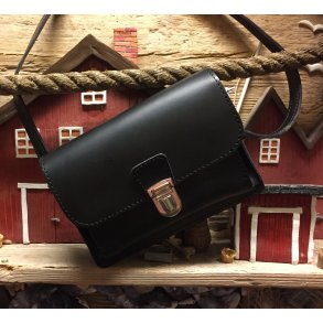 Taske i lkkert sort kernelder. 